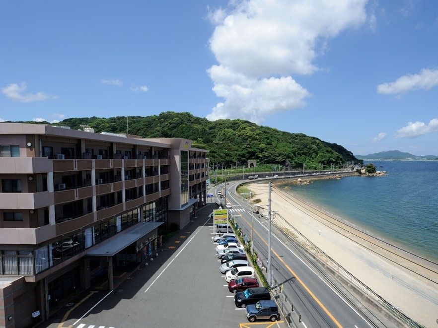 当施設は５階建てである。駐車場をご用意しているので、お車でお越しいただける。自然に囲まれた環境に位置している。