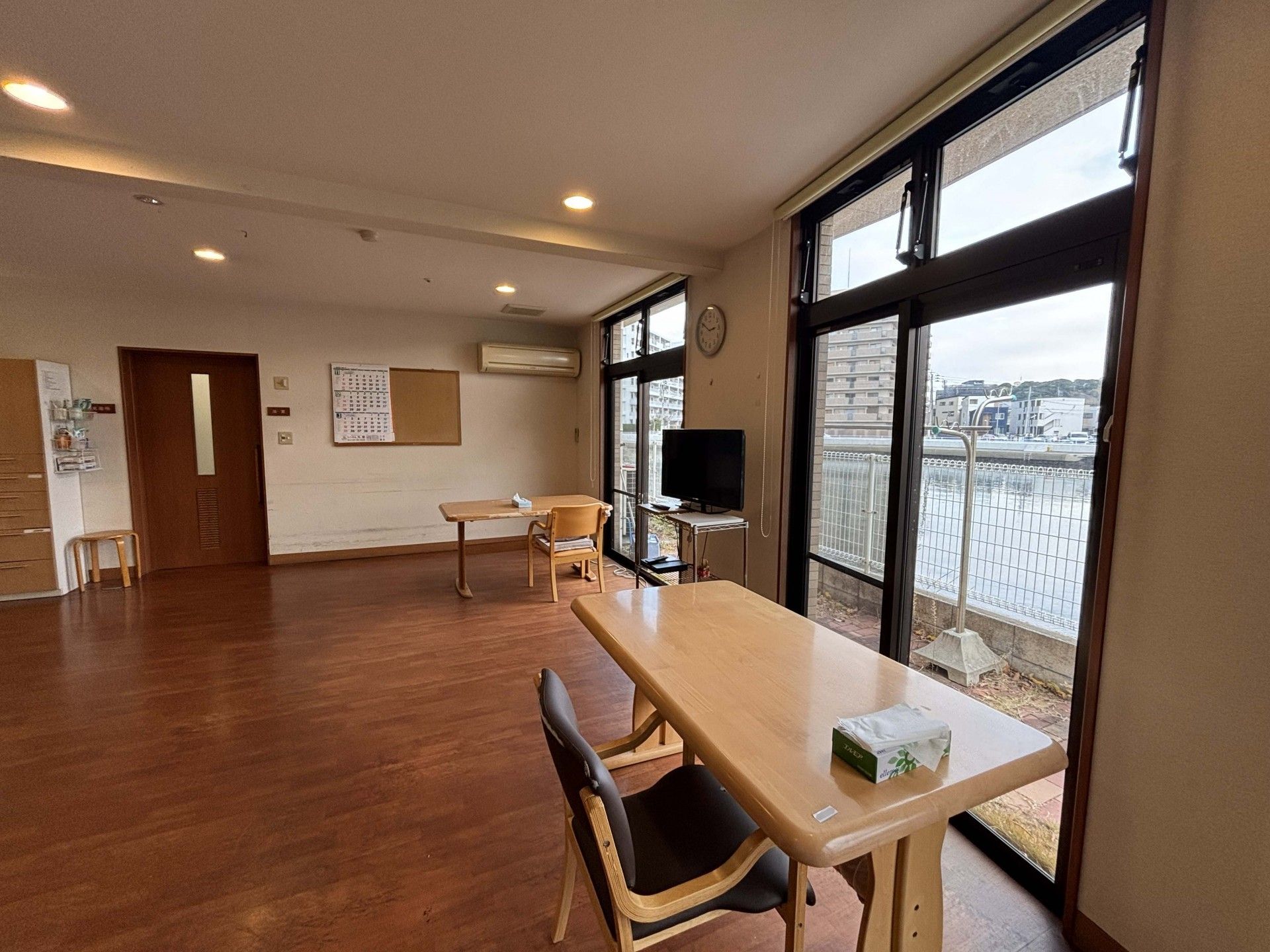 広い窓のある部屋