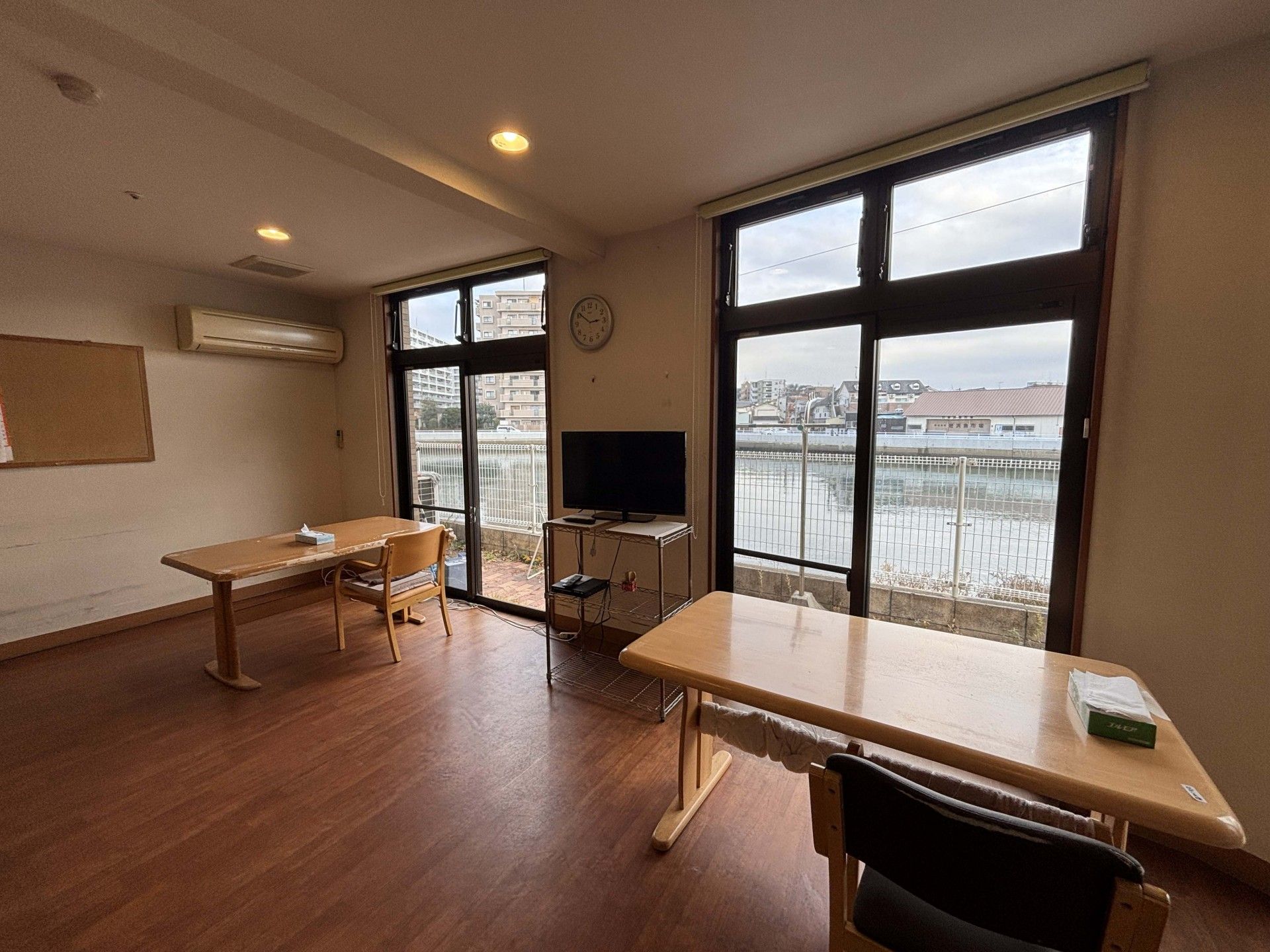 窓際の明るい部屋