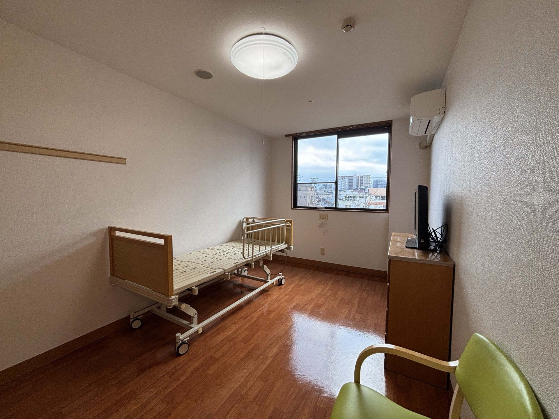 窓際のベッドと椅子