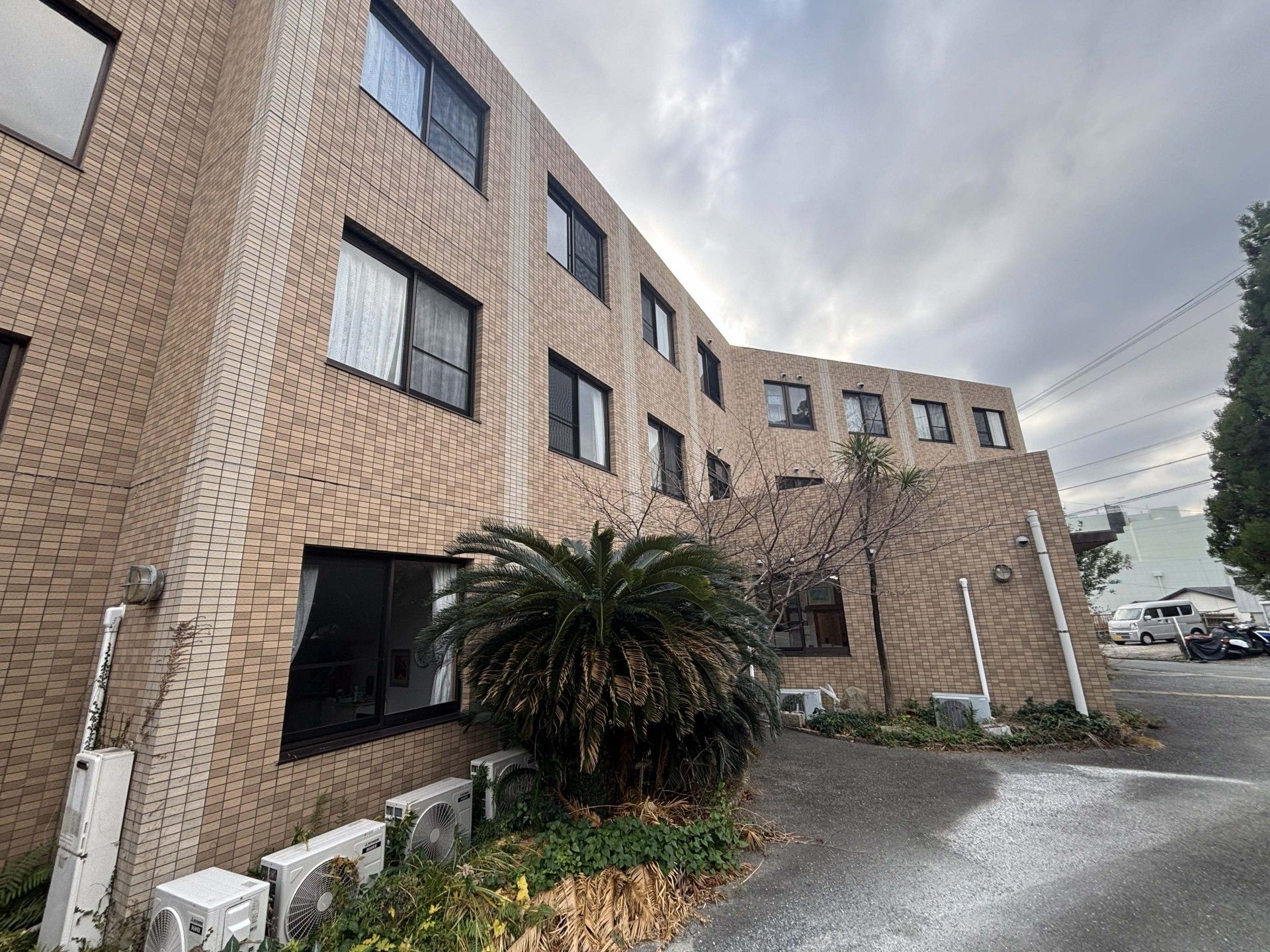 レンガ調の外壁の建物