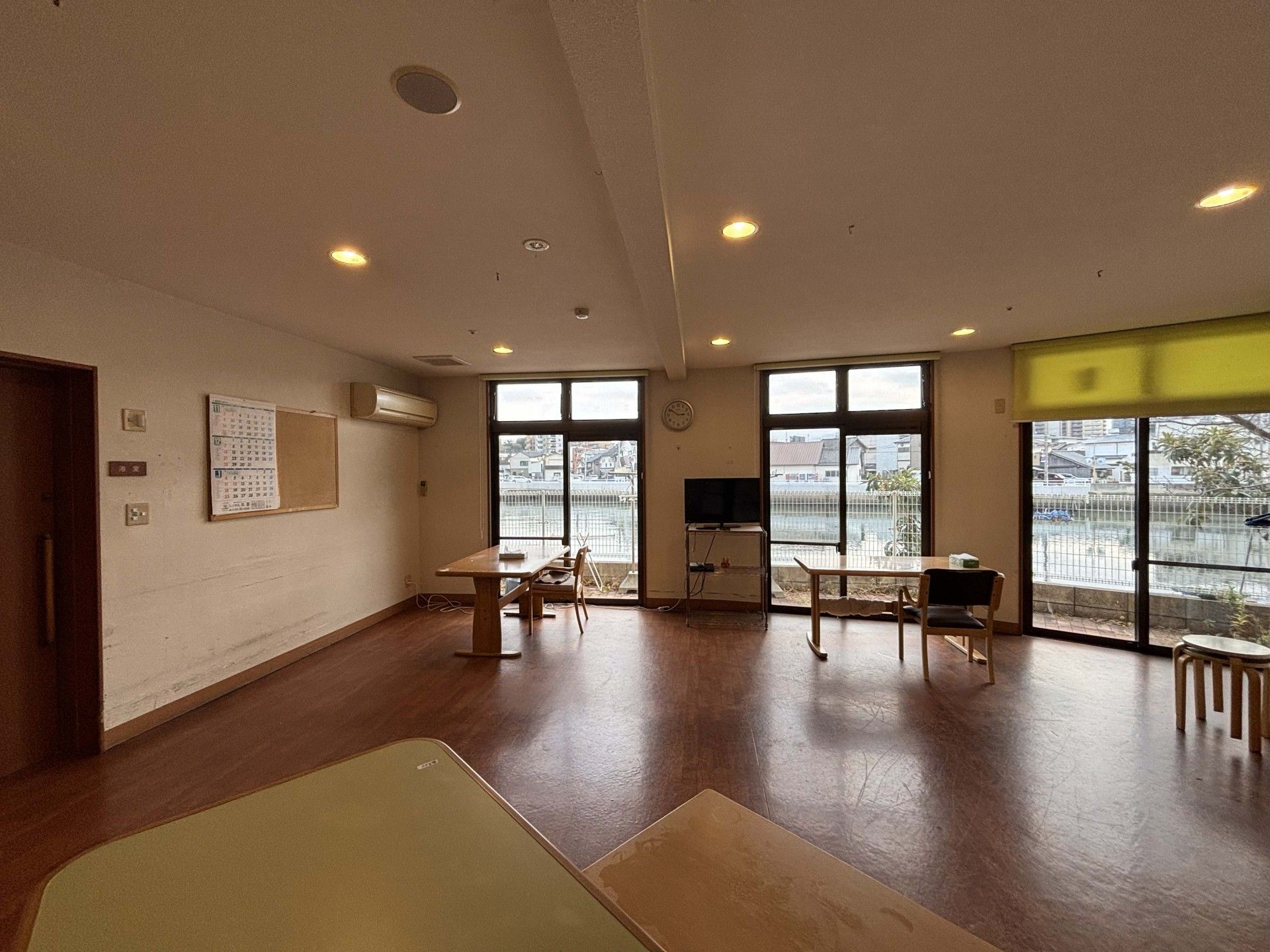 広い窓のある部屋