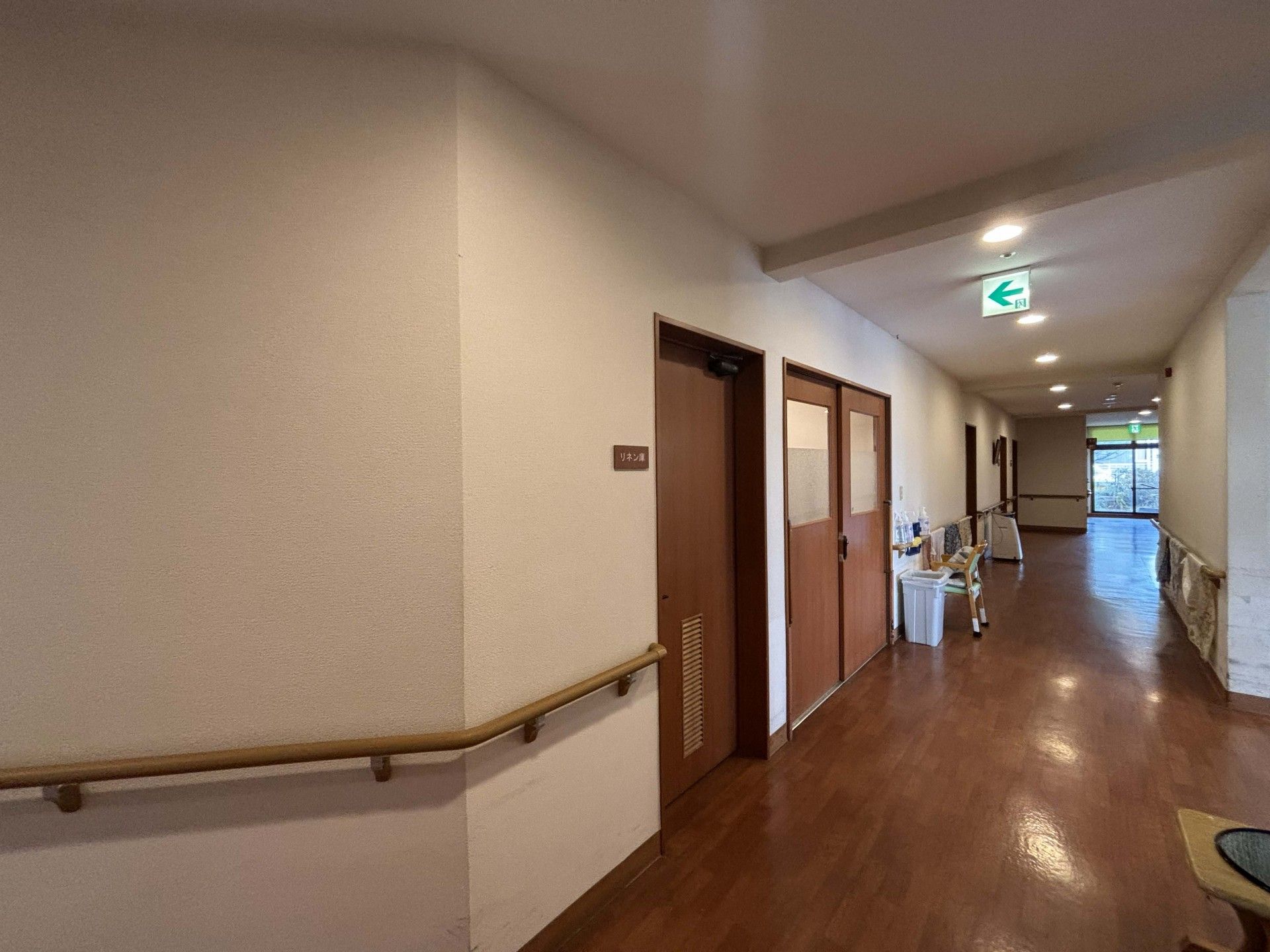 手すり付きの廊下