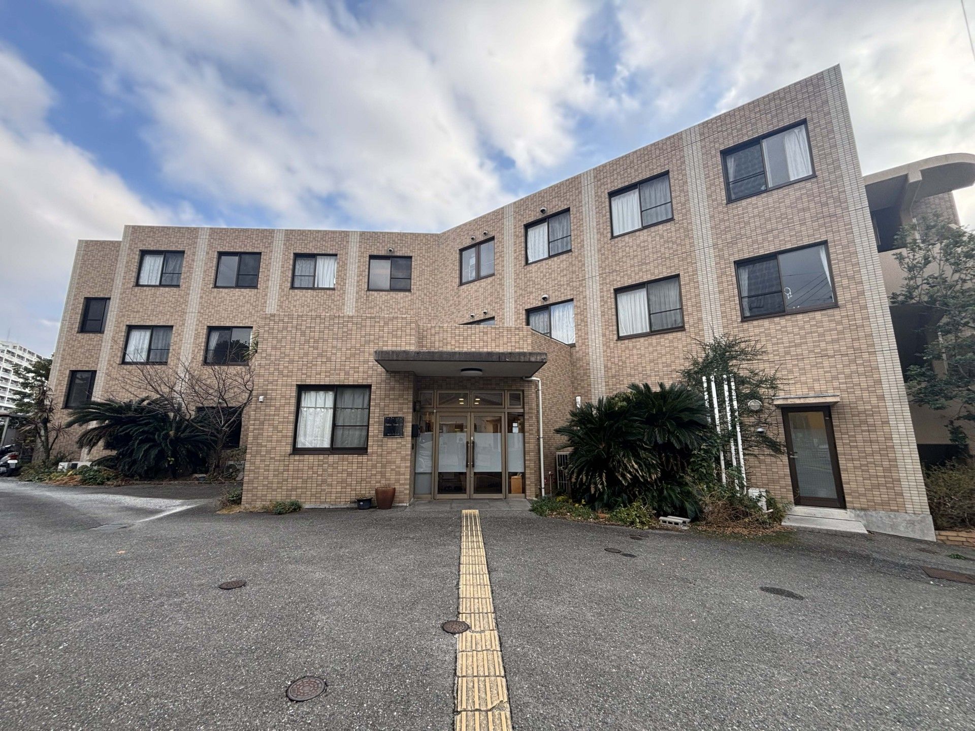 落ち着いた外観の建物