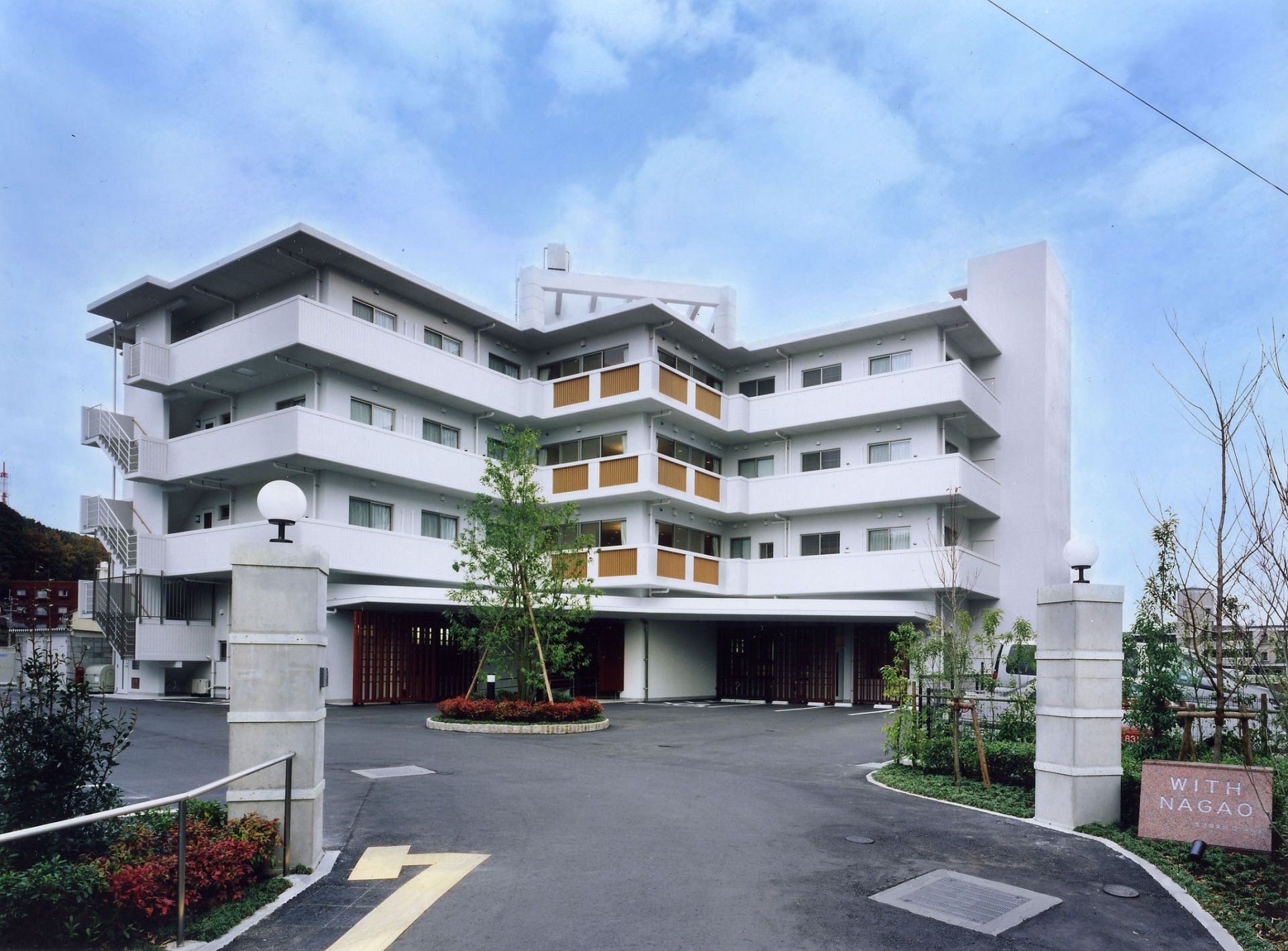 白を基調とした建物