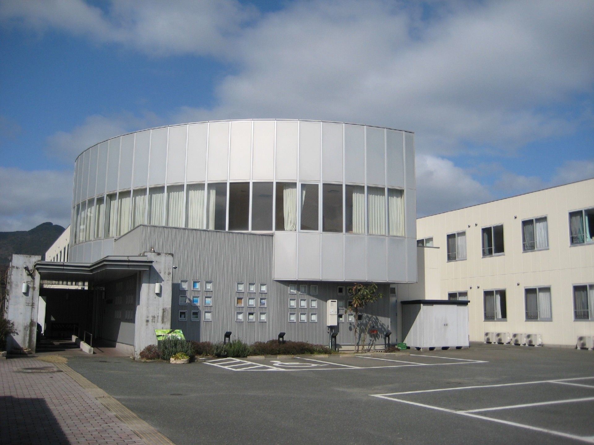 曲線が美しい、デザイナーズ物件のようなお洒落な建物の外観