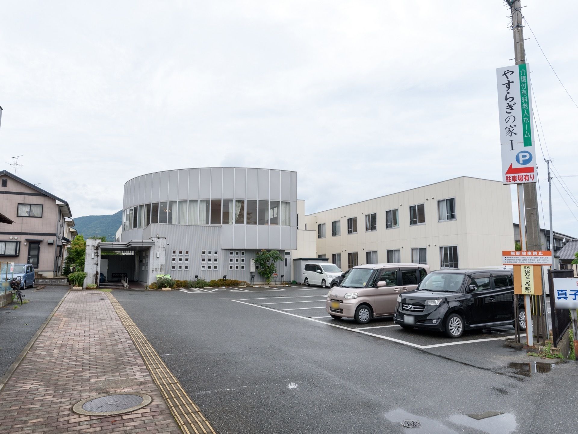建物は２階の壁が弧を描くスタイリッシュなデザインである。敷地内にある駐車場から入口までフラットな路面が続き、点字ブロックが設置されている。