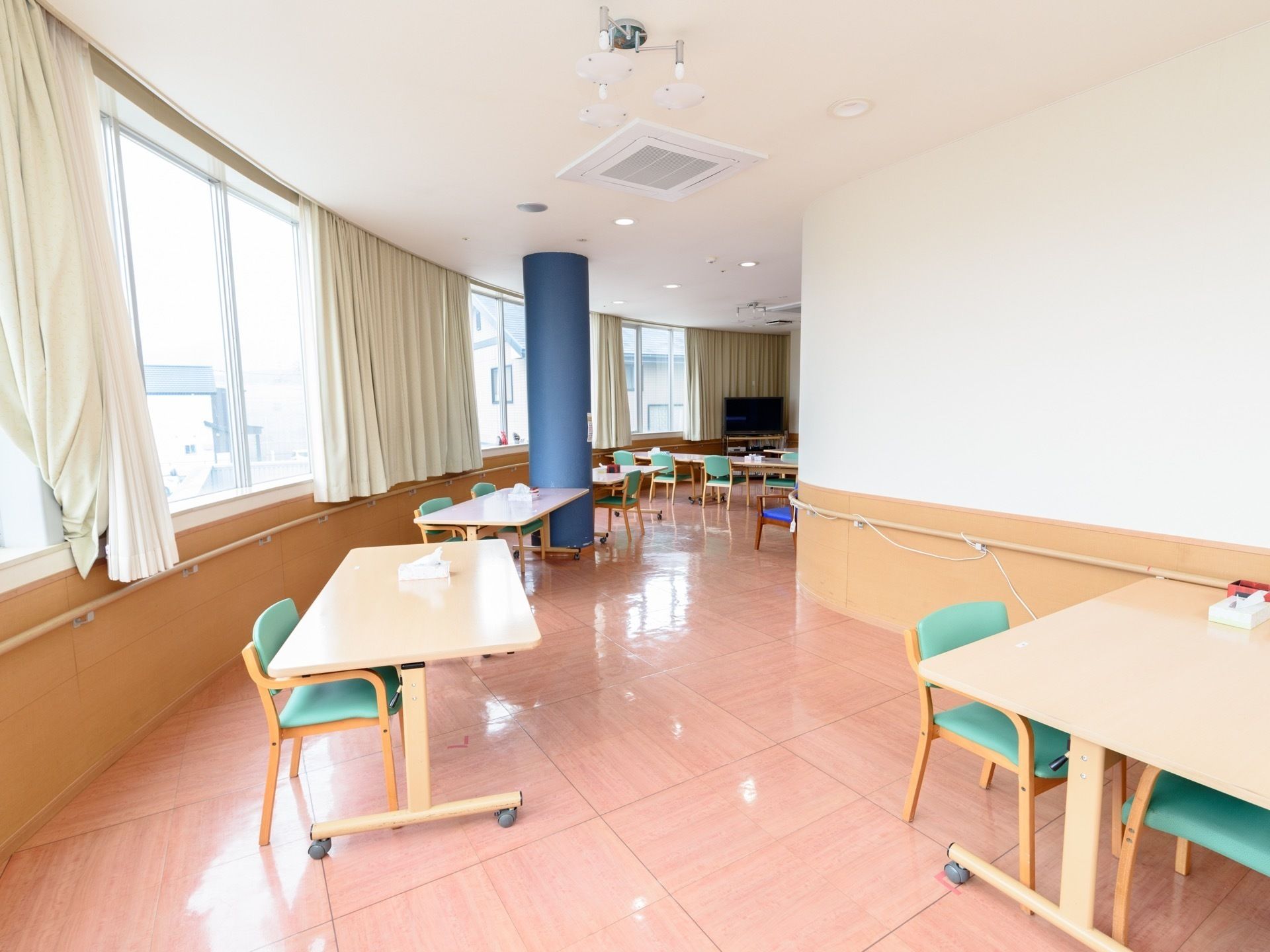 手を組んで優しく微笑む高齢の男女と、寄り添う若い女性