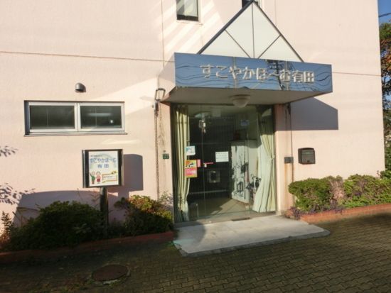 植栽の緑に癒やされる、高齢者入居施設の出入り口の様子