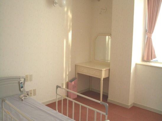 各お部屋に電動ベッド、エアコンなどが備え付けられている。入居者様のお好きな家具を入れていただく十分なスペースがある。