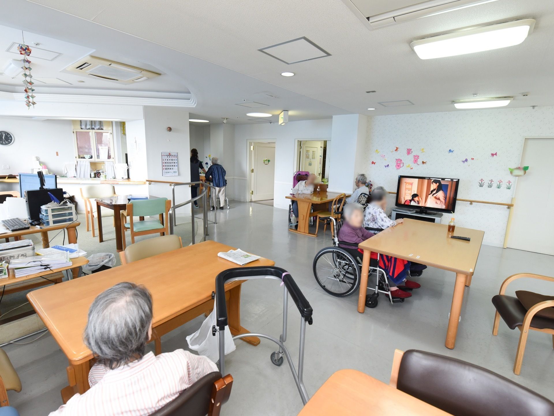 共有スペースは白を基調としており、廊下と一続きになっている。スペースの一角にはテレビが設置してあり、テレビを中心に入居者様が集まっている。