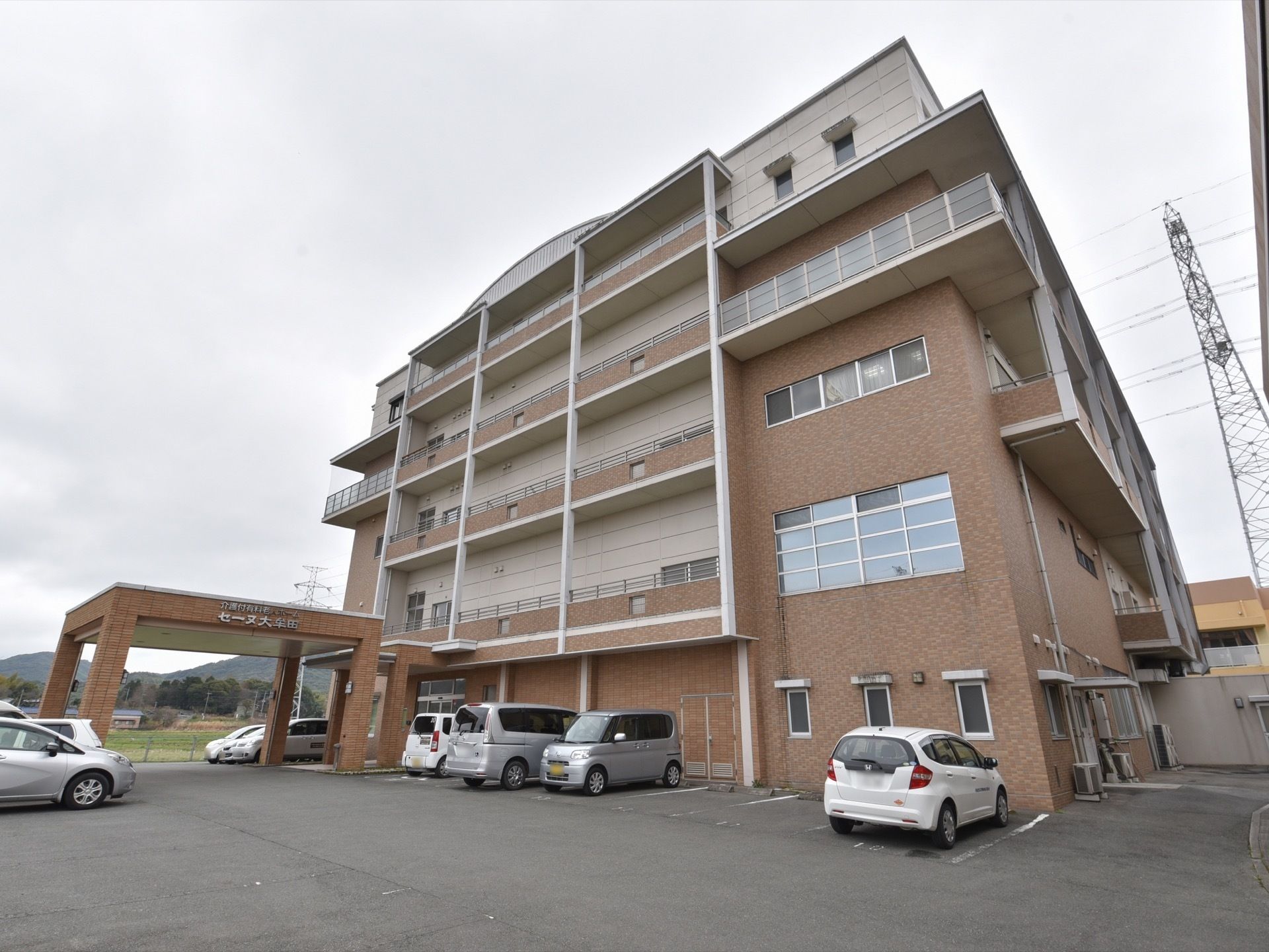 茶色を基調としたレンガ調の建物である。敷地内はアスファルトできれいに舗装されていて、駐車場を完備している。