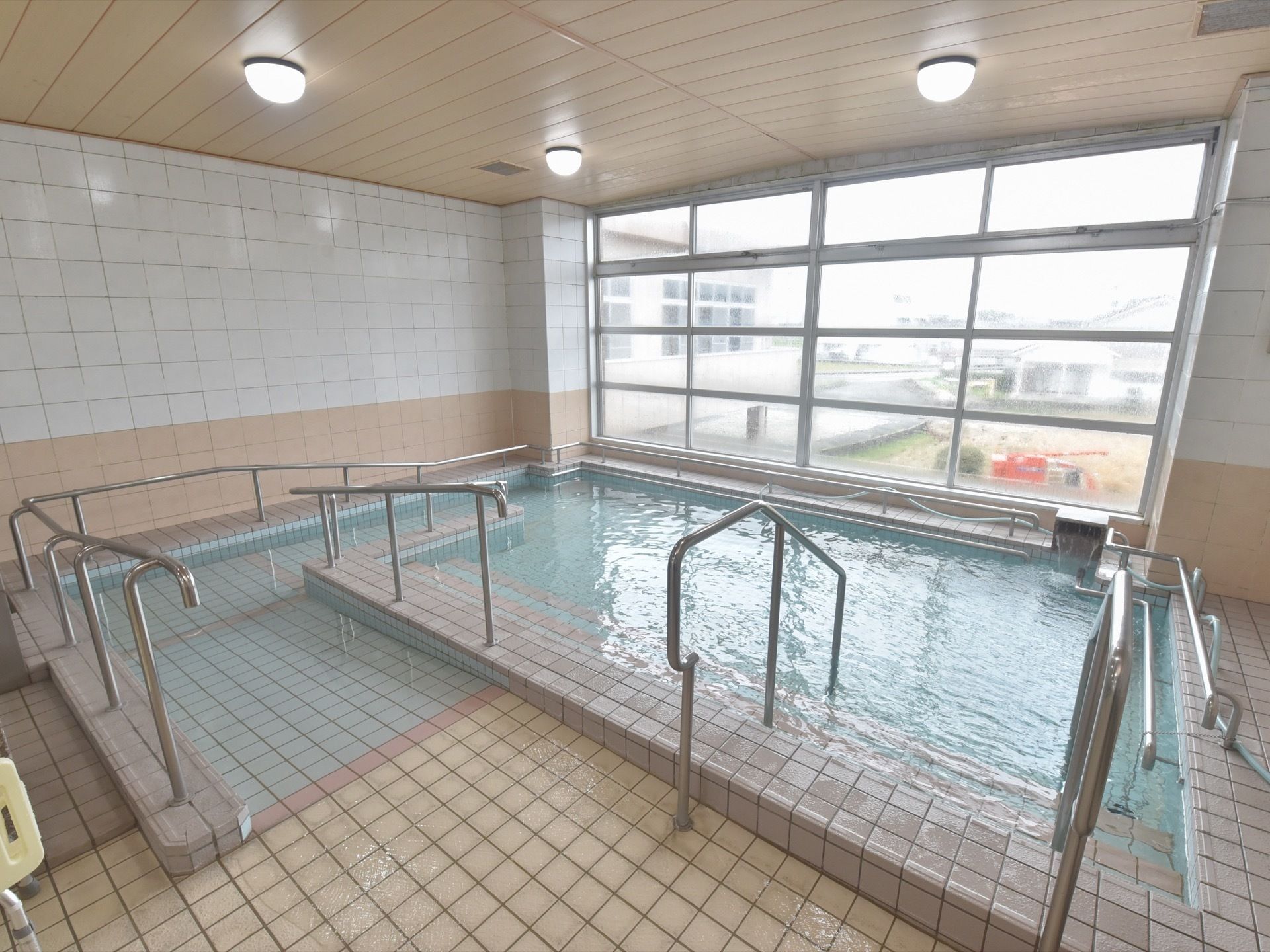 安全に入浴できるよう、要所に手すりが設置された大浴場