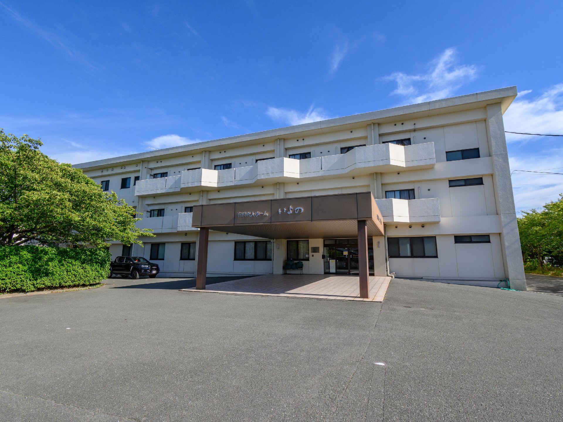 ３階建ての駐車場のある施設
