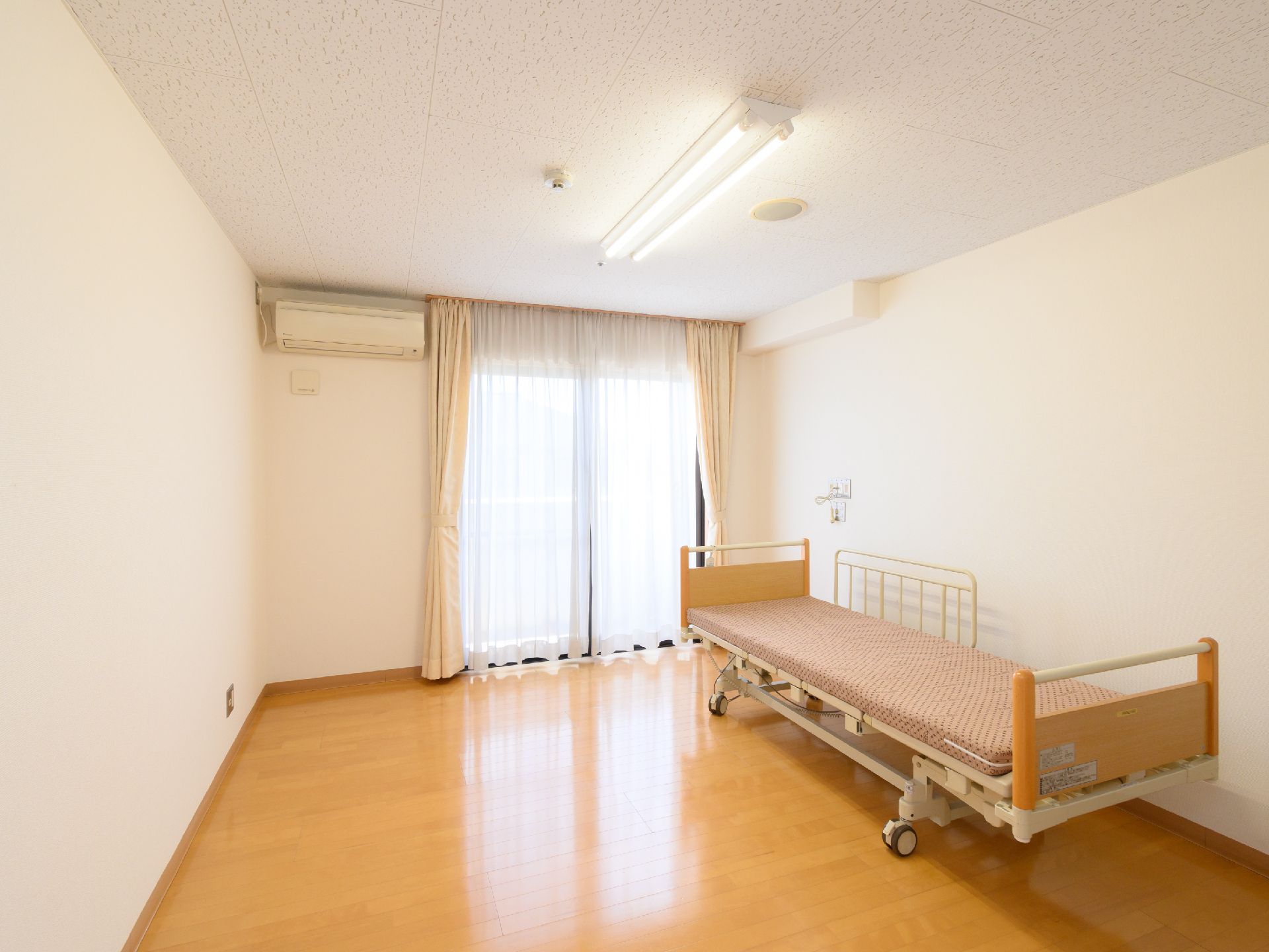 明るさのある広々とした居室