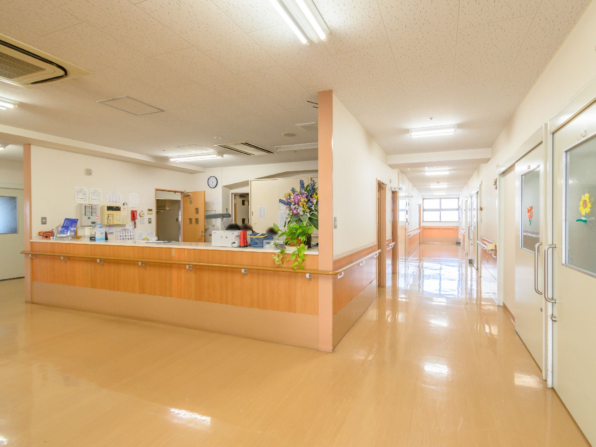 複数の手すりを設置している廊下