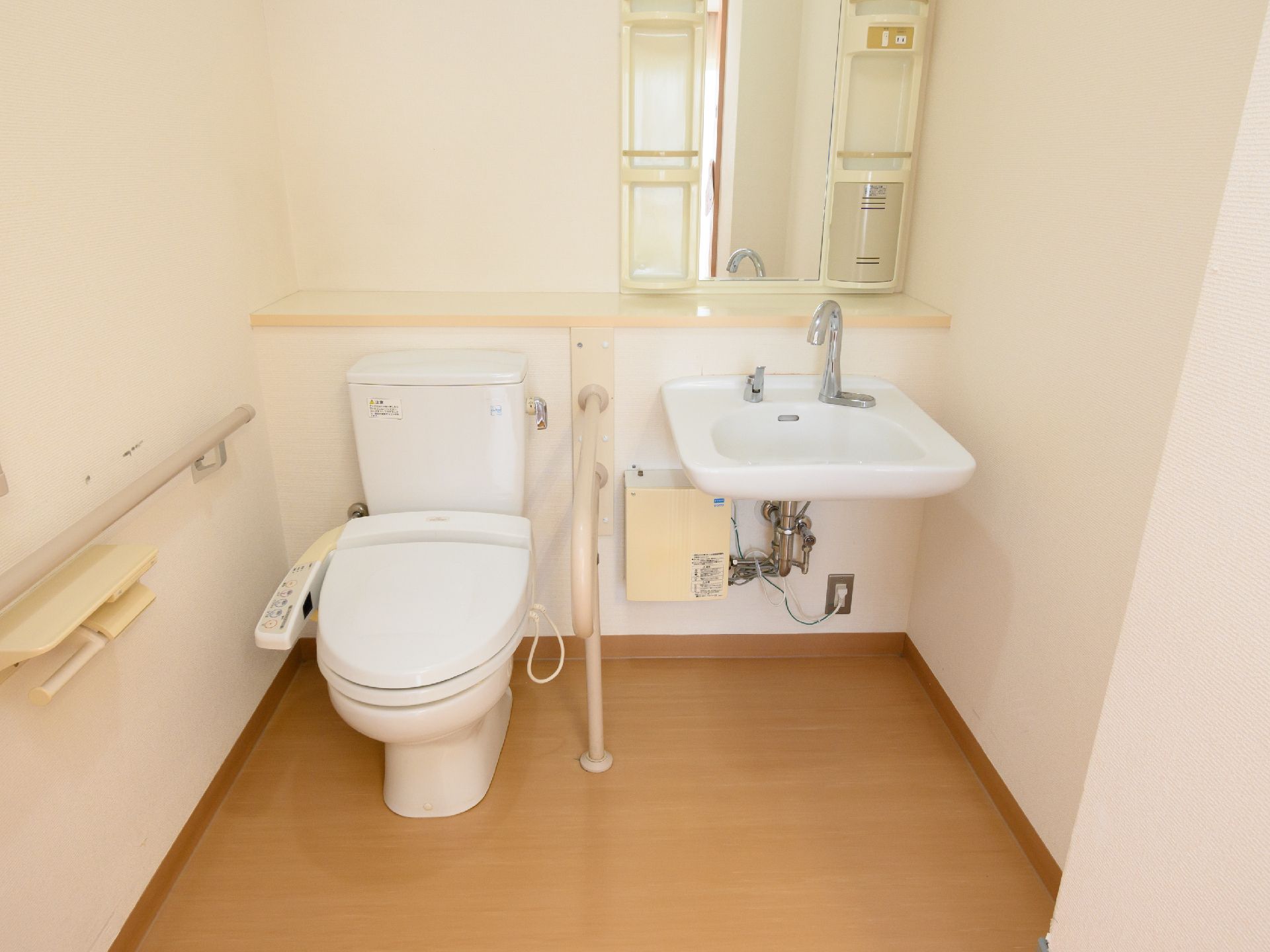 手すりをご利用いただけるトイレ