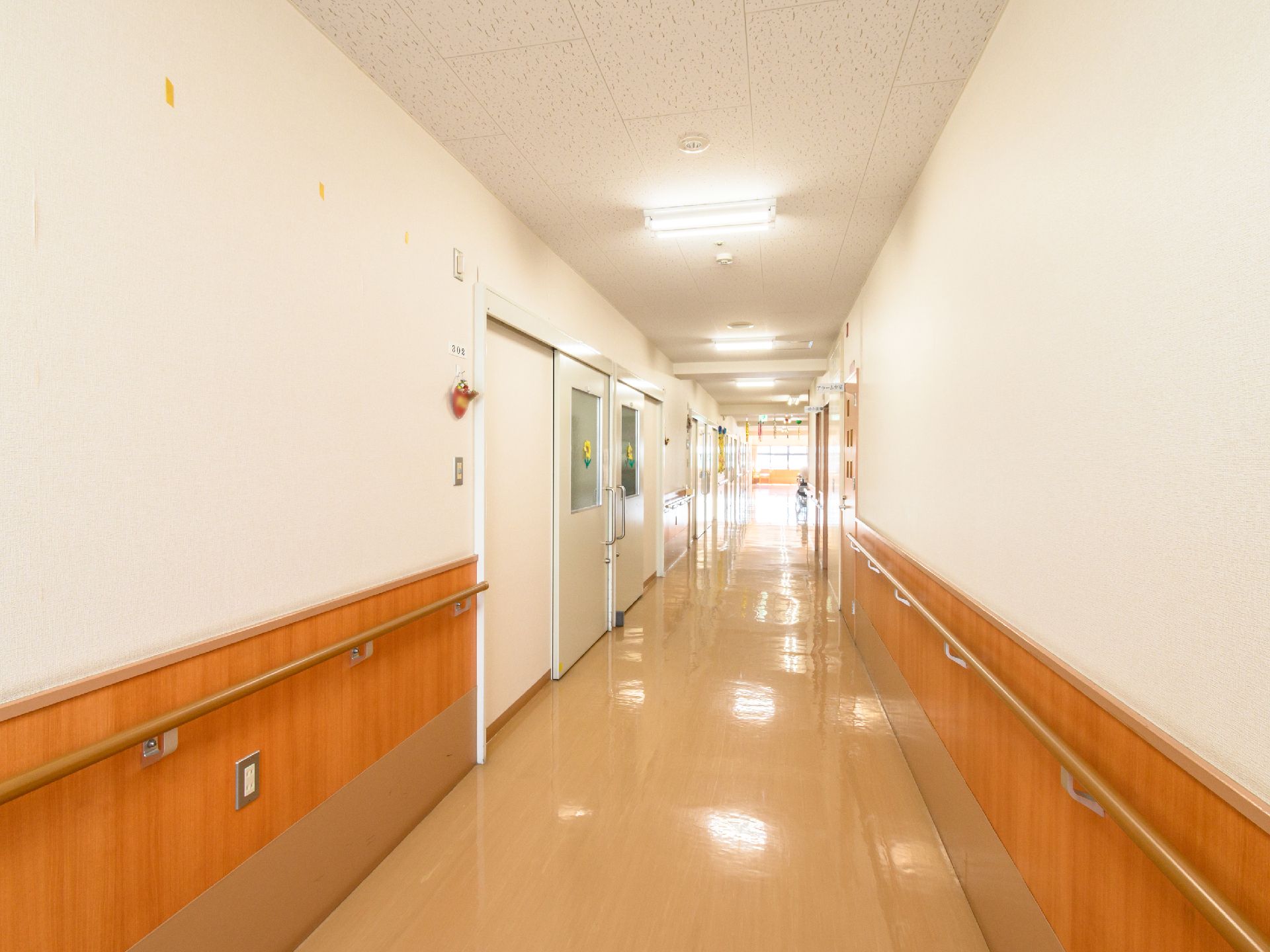 手すりの設置されている明るさのある廊下