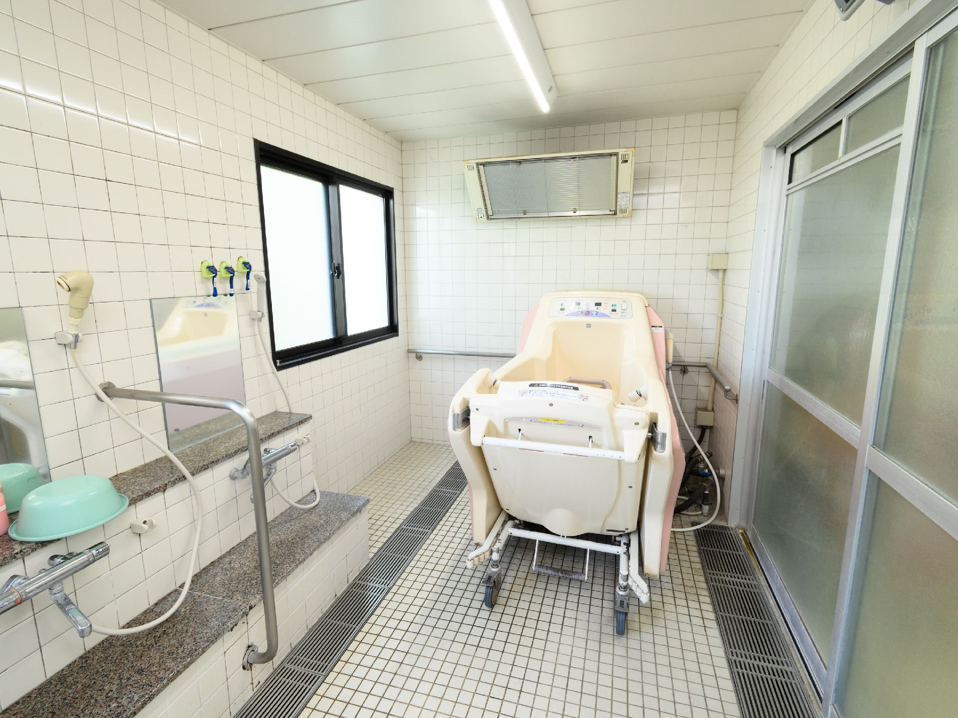 座ったままの姿勢でご入浴いただける装置