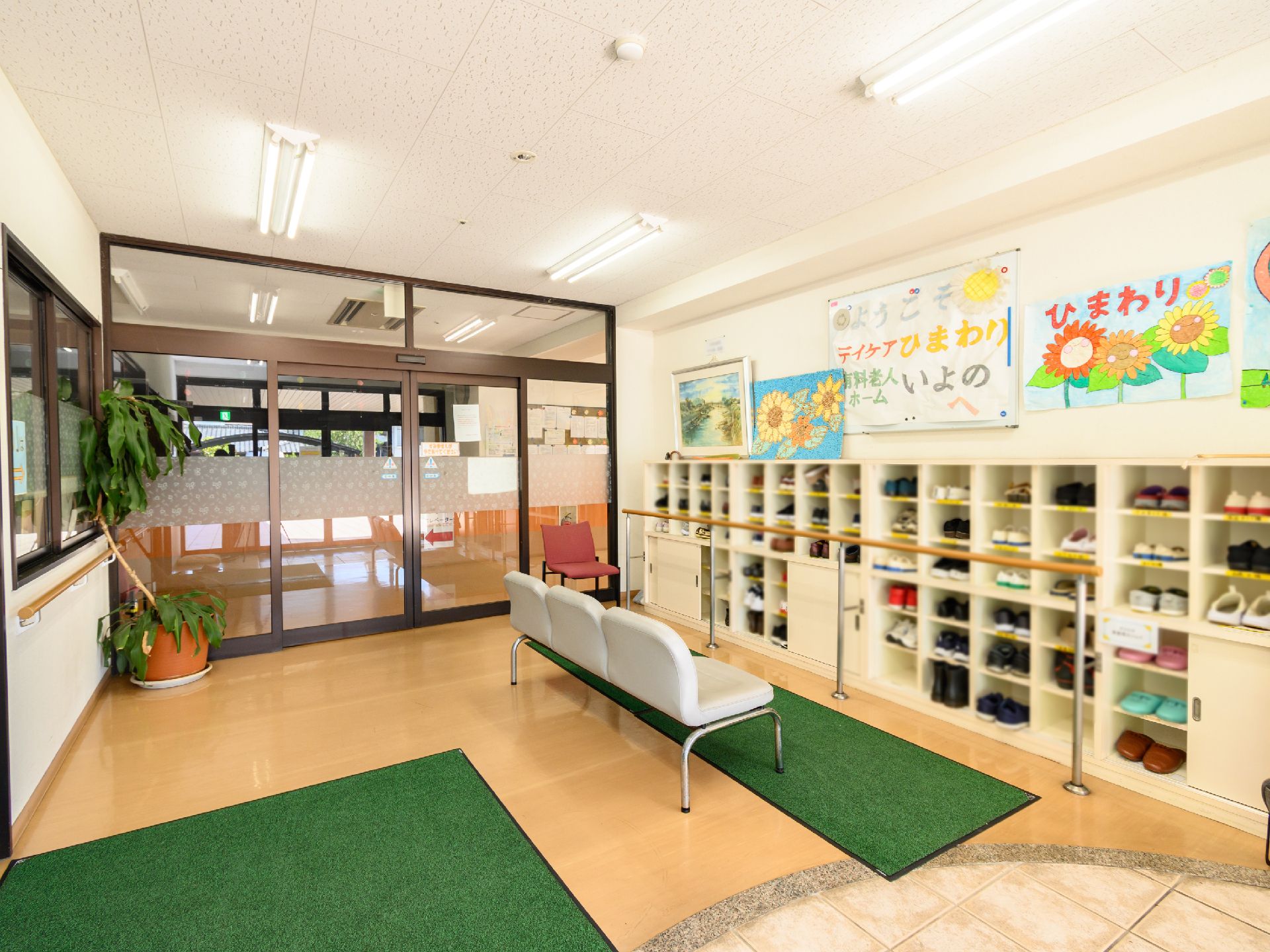 複数の椅子が設置された玄関