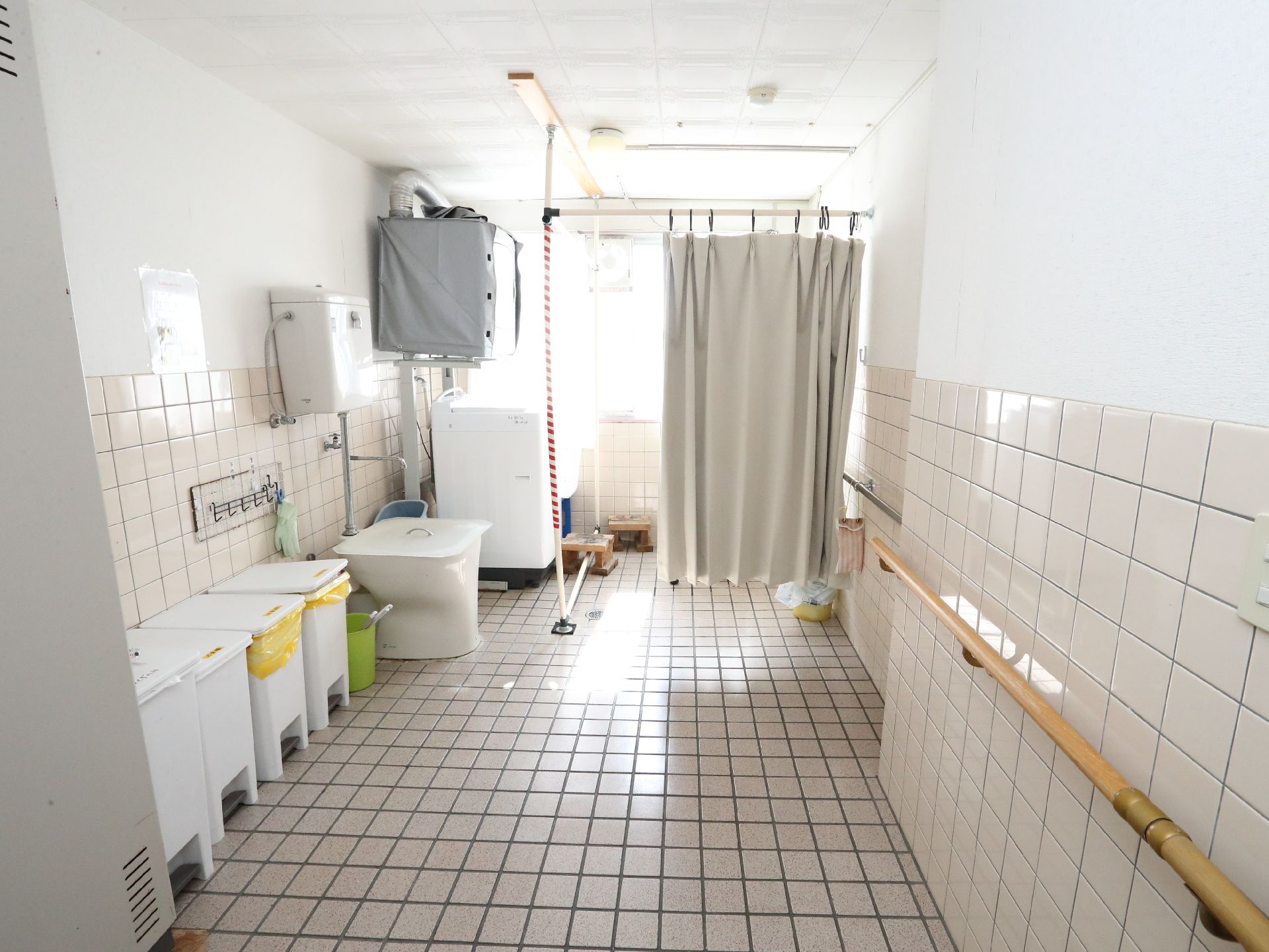 転倒防止の手すりが取り付けられた浴室