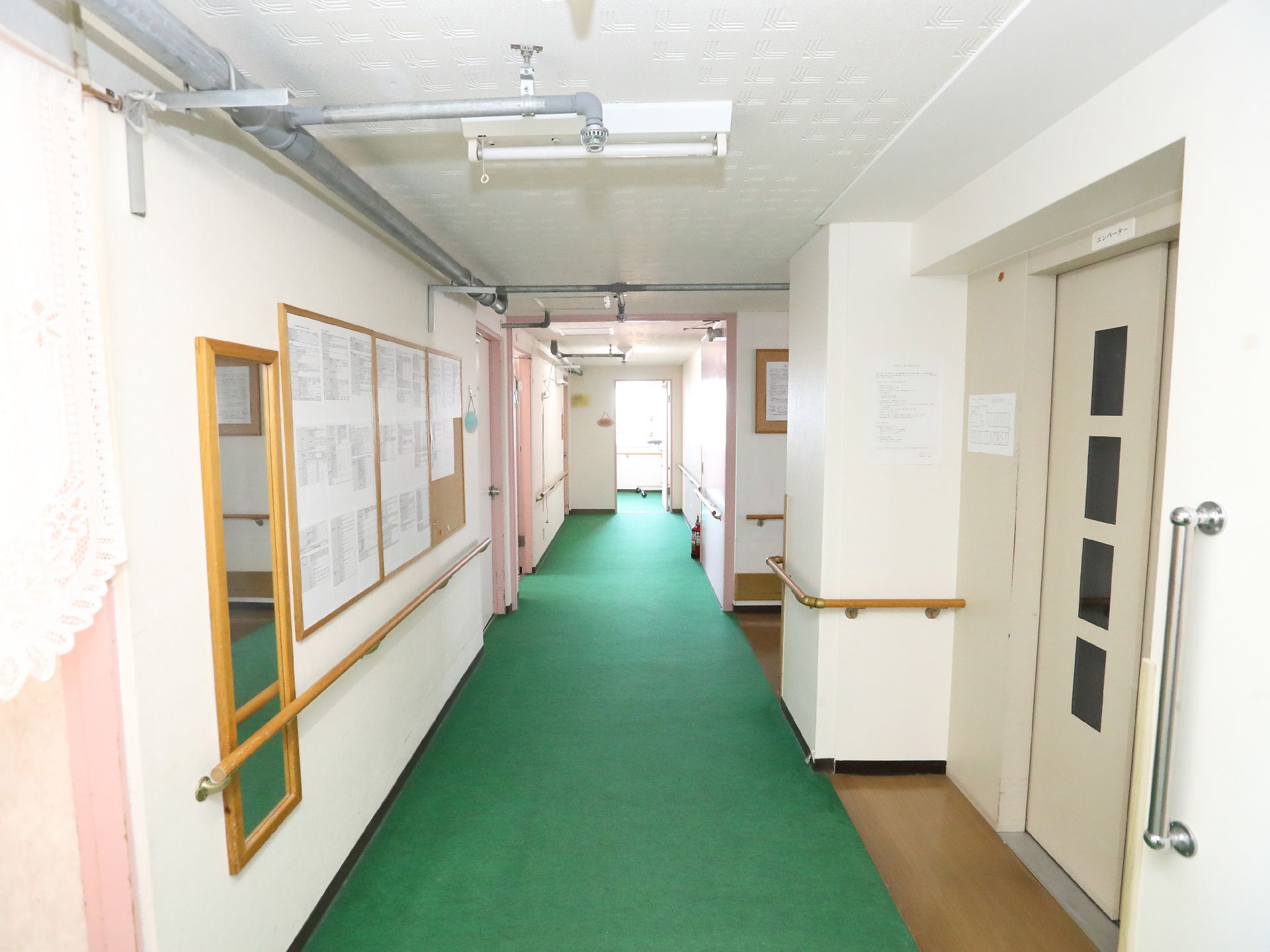 手すりが設置されて床に段差がなく、バリアフリー化されている廊下