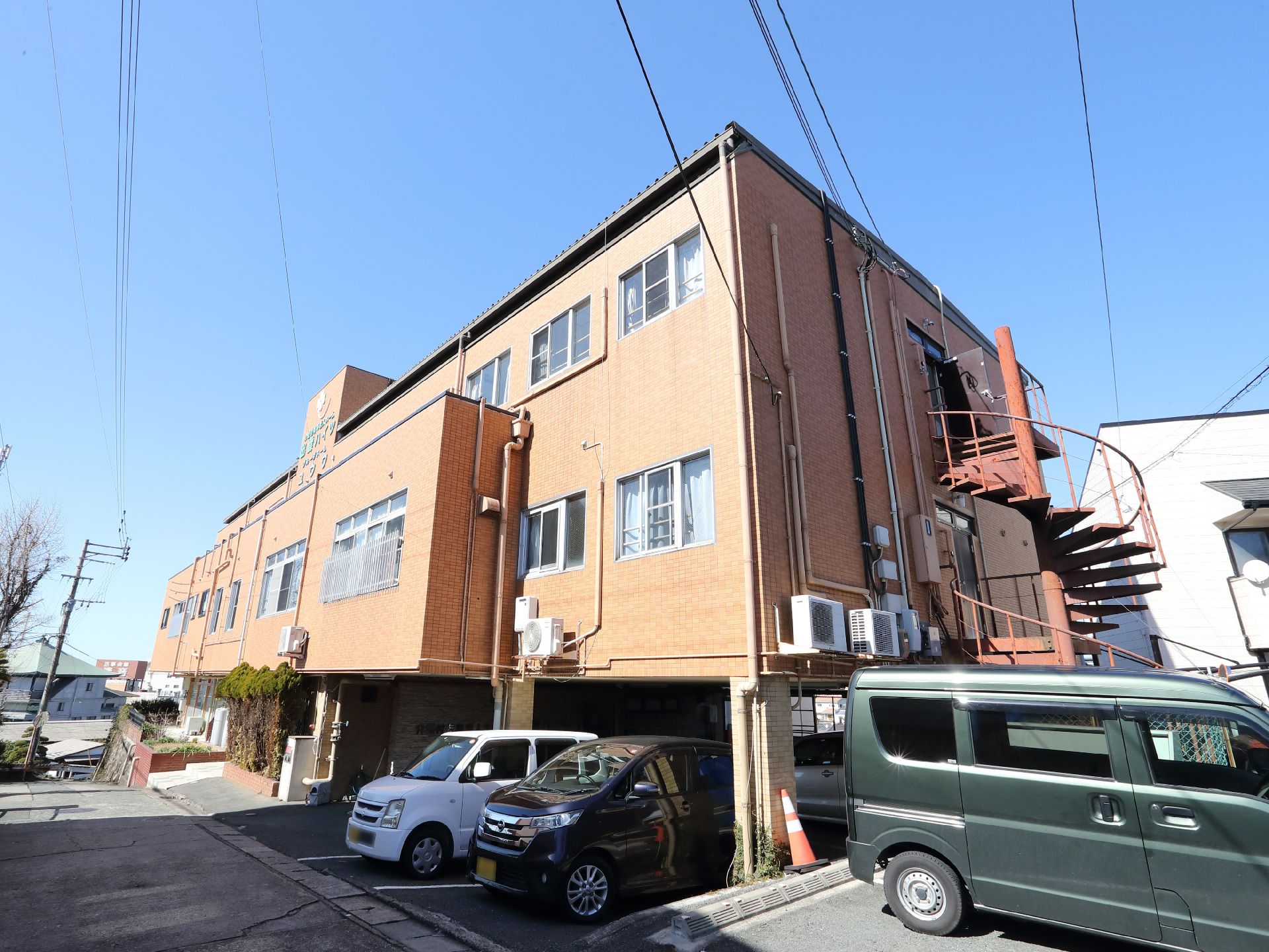 駐車場付近から見た、介護施設全体の外観
