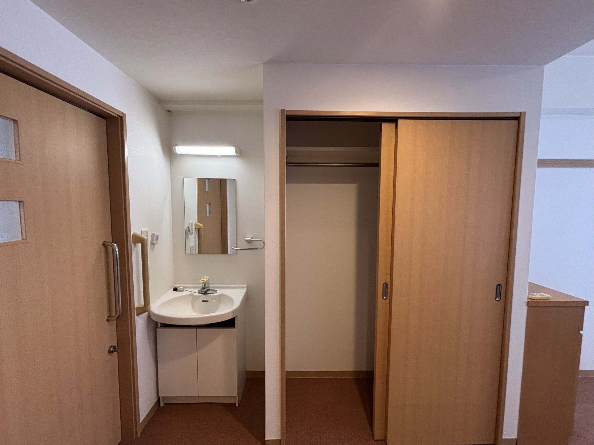 洗面台と収納スペース