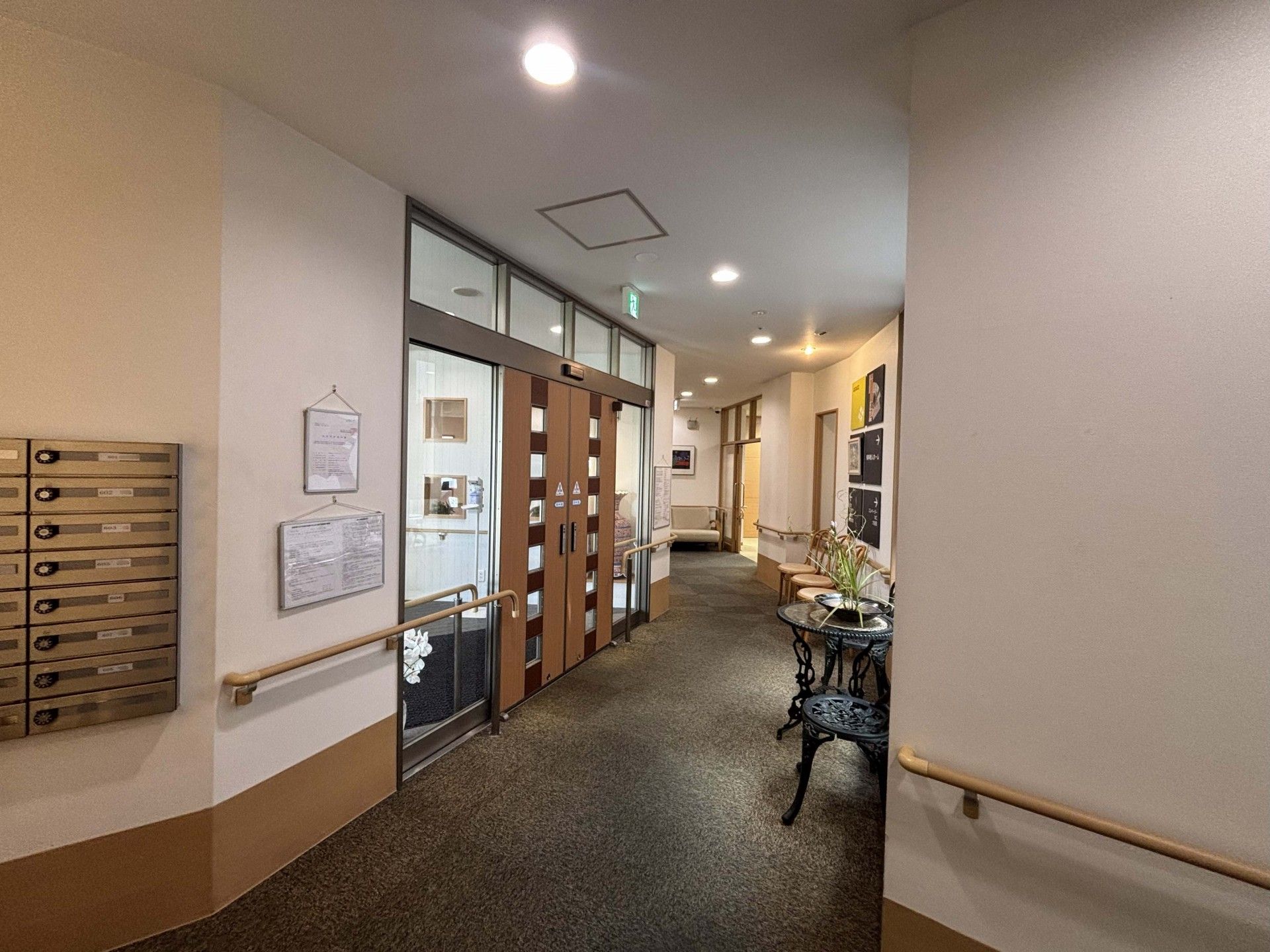 明るい廊下と出入口