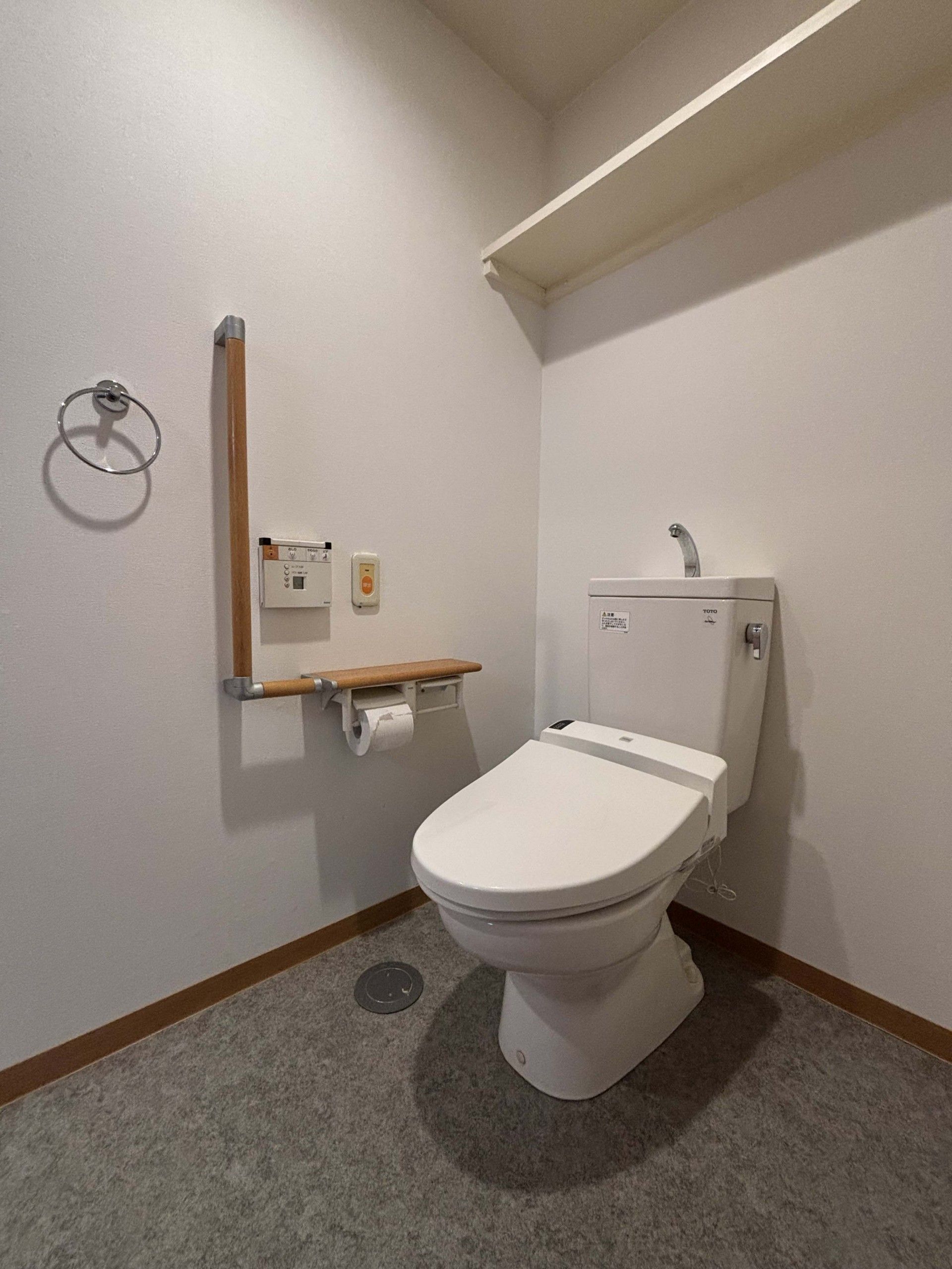 手すり付きのトイレ