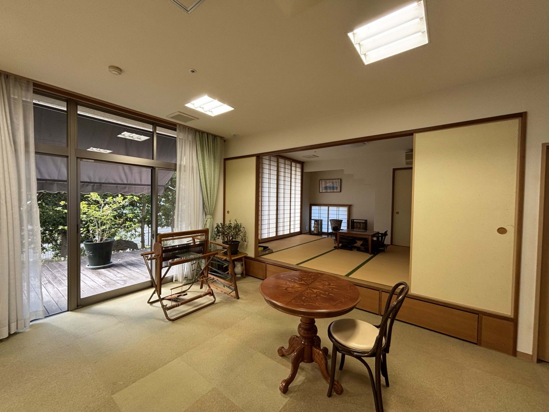 和室と庭のある部屋