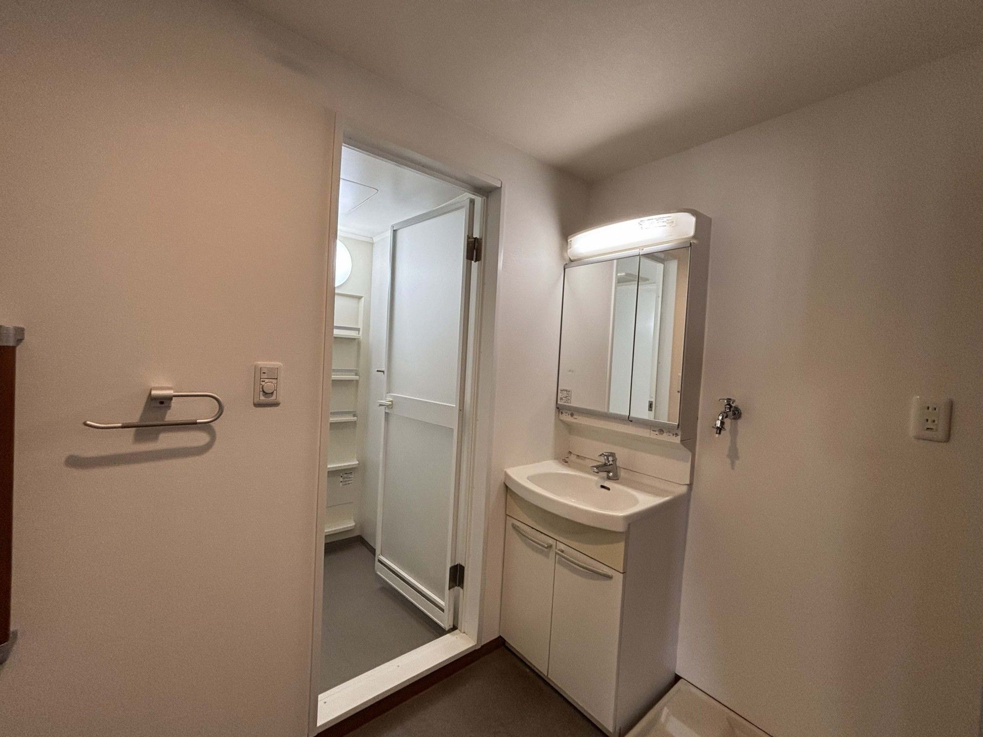 洗面台と浴室の入口