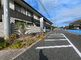 広々とした駐車場の外観
