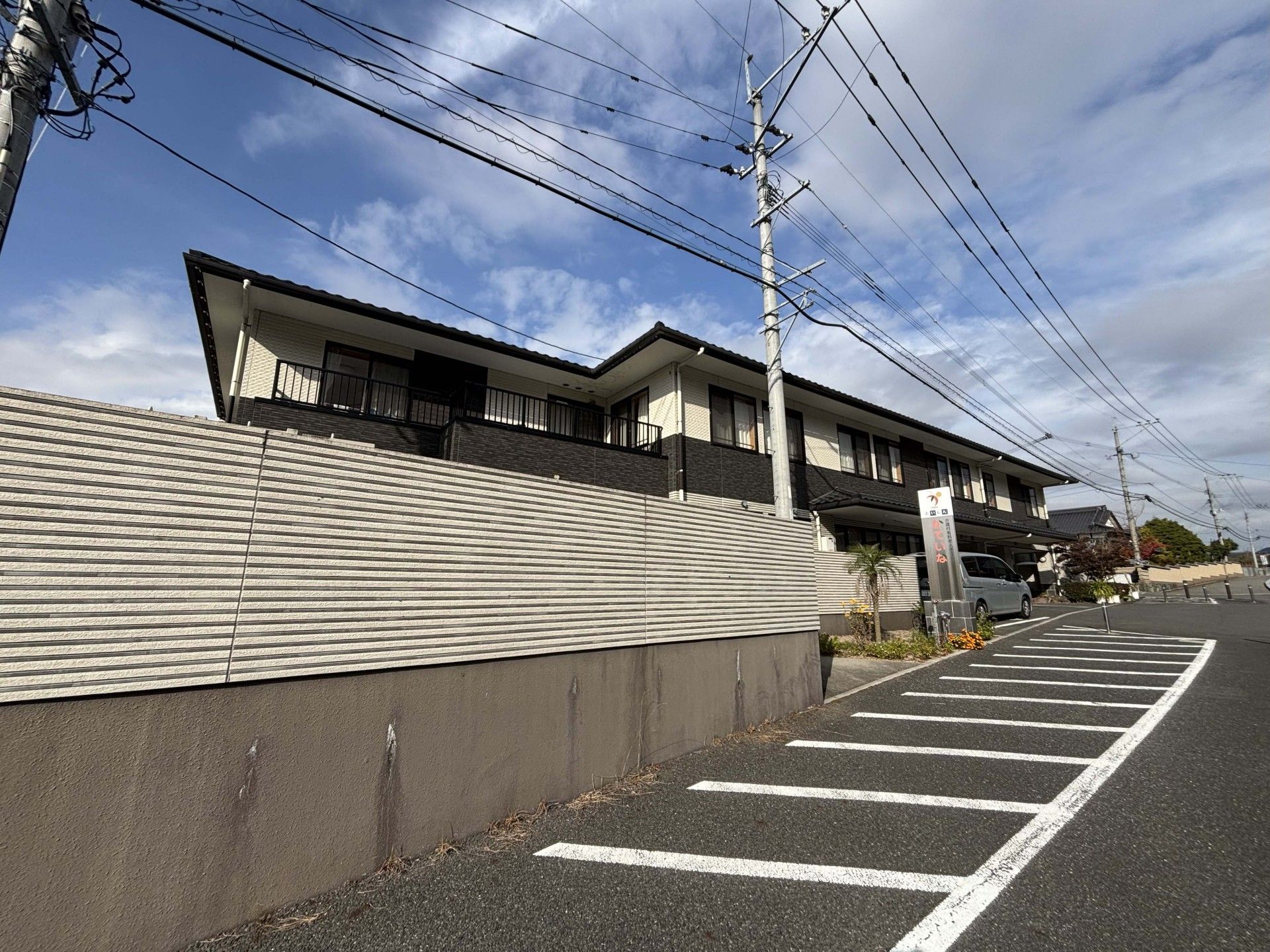 静かな通り沿いの建物