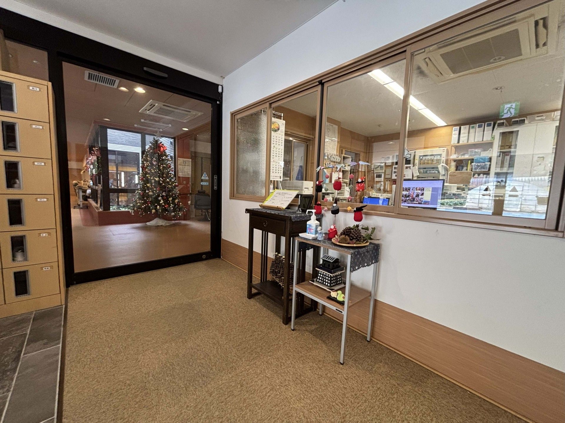 クリスマスツリーのある入口