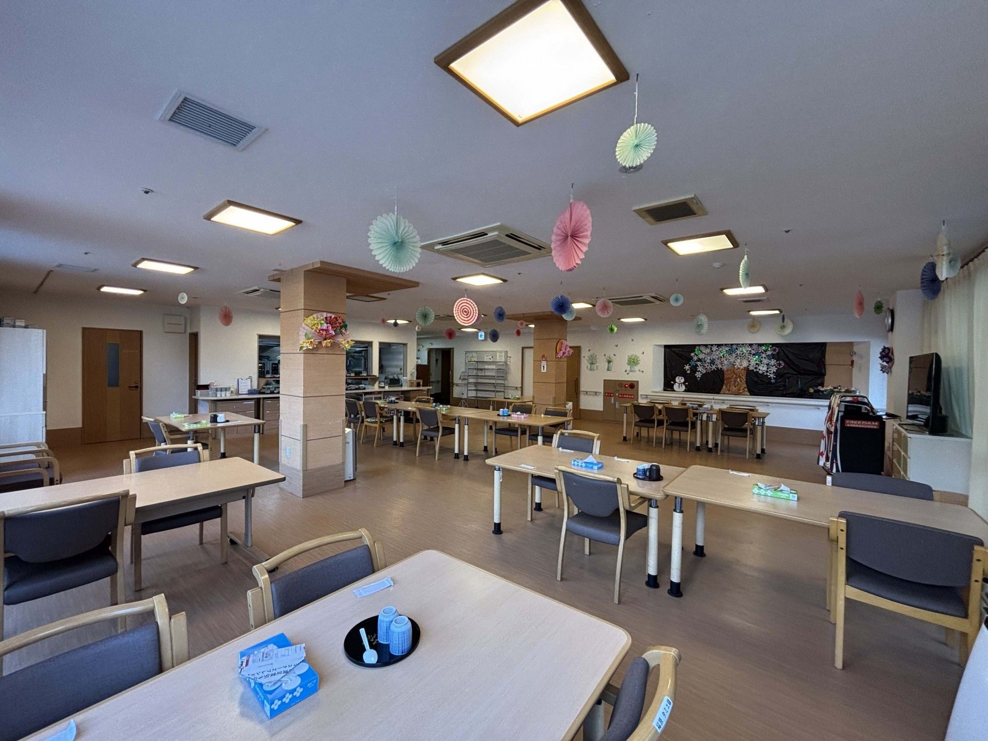 飾りが吊るされた広い部屋