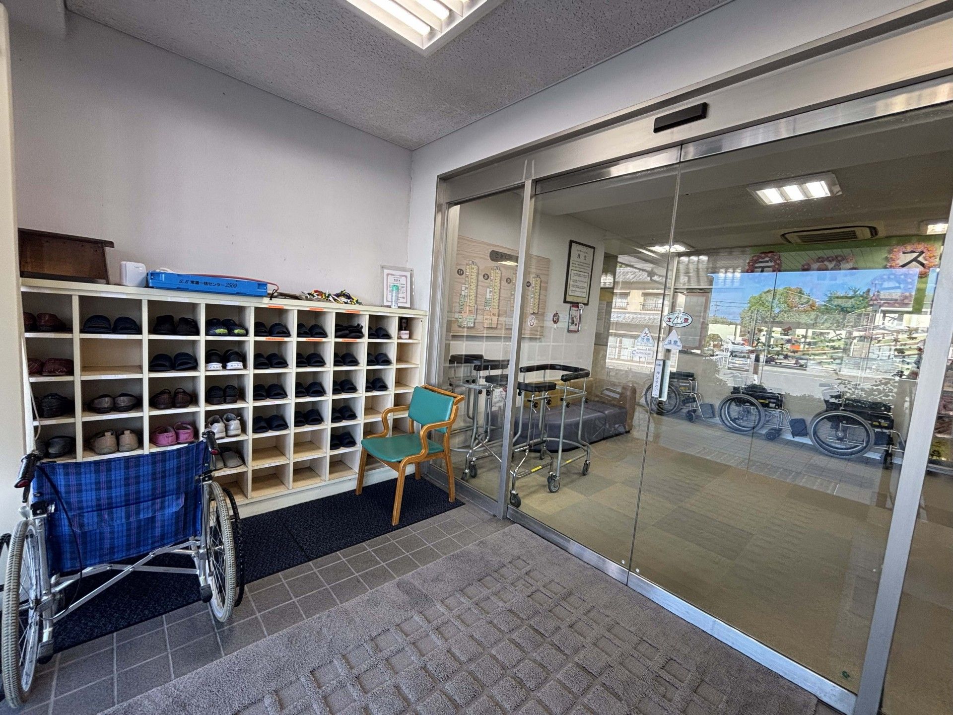 靴棚と車椅子のある入口