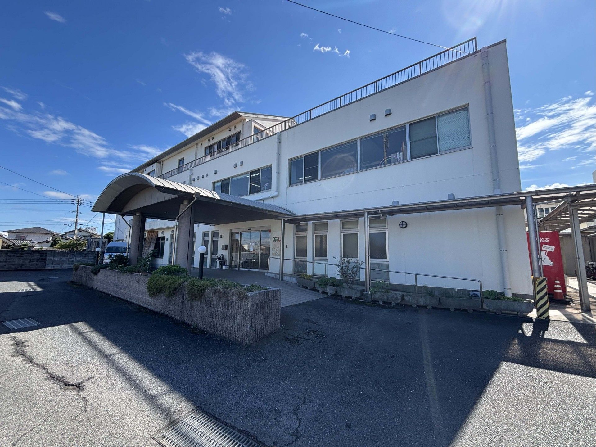 青空の下の建物外観