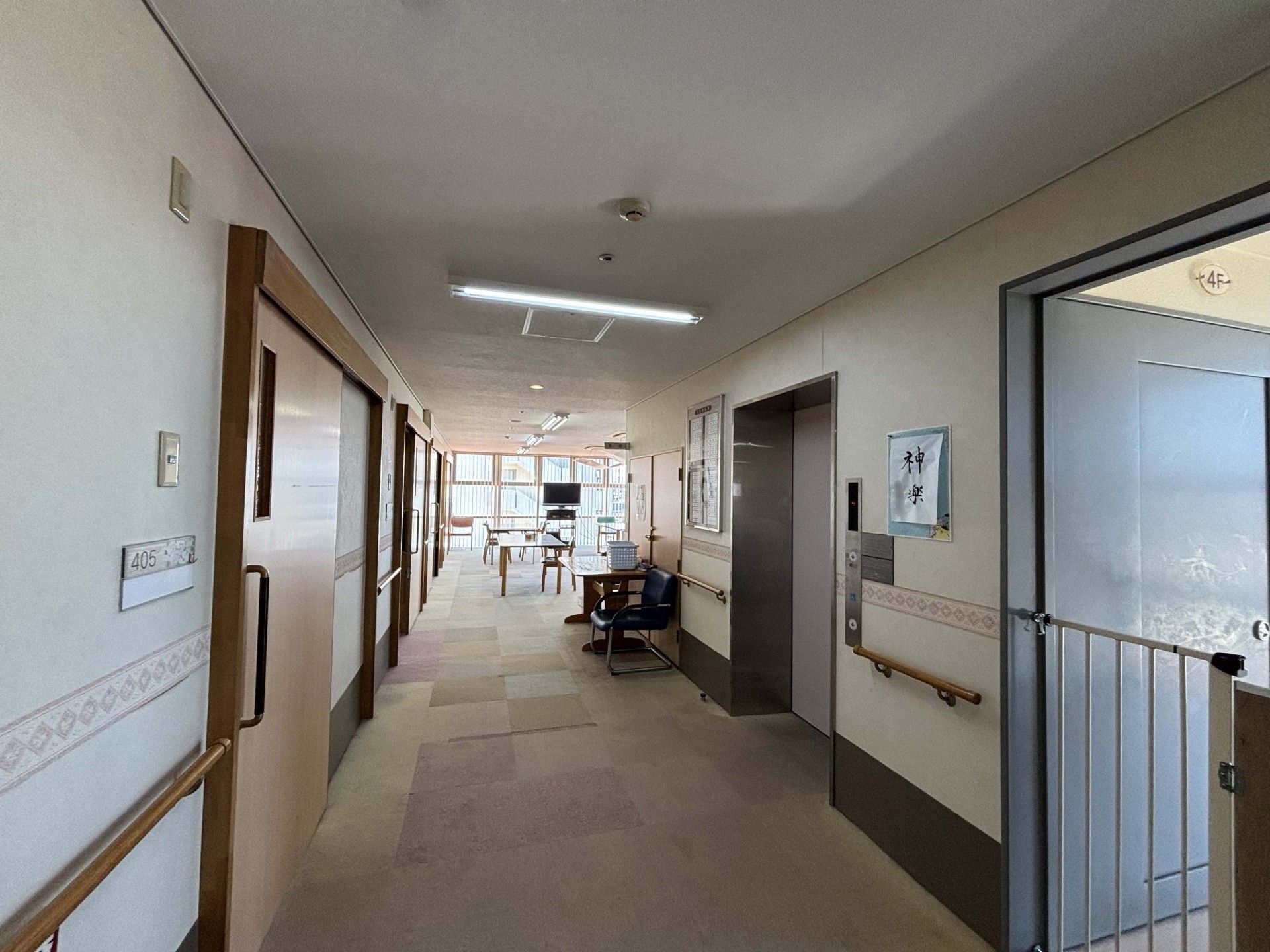 明るい廊下とエレベーター