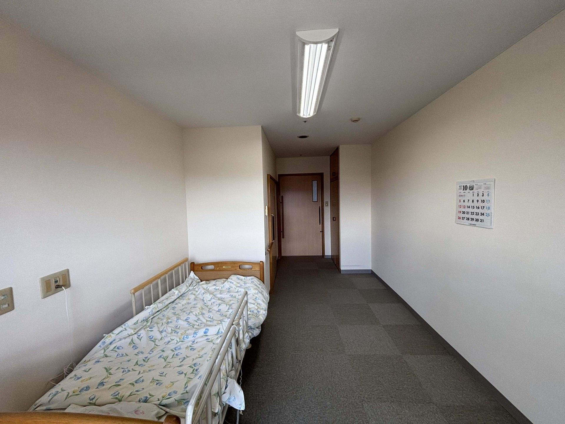 シンプルな個室の一角