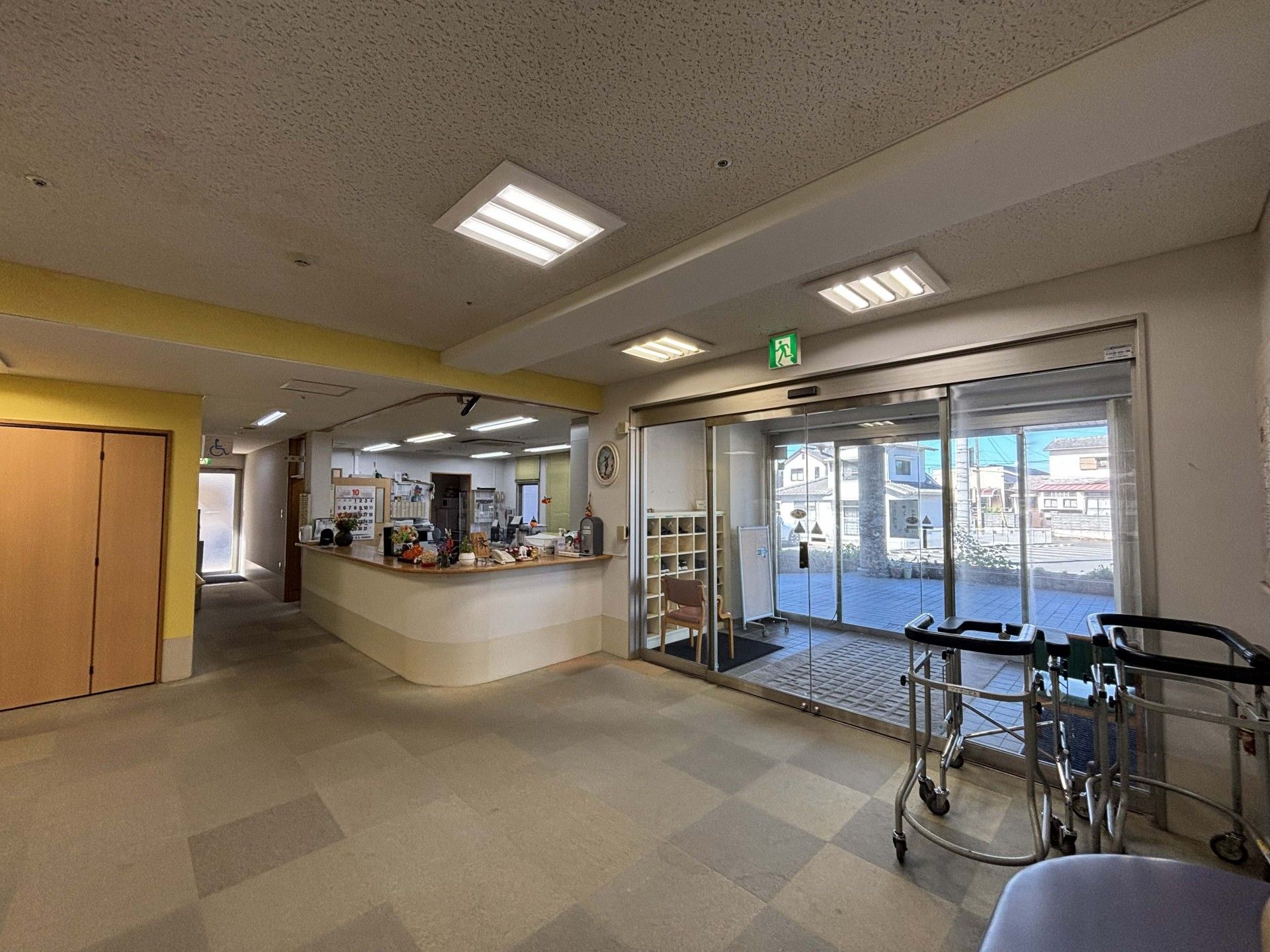 受付と出入口の様子