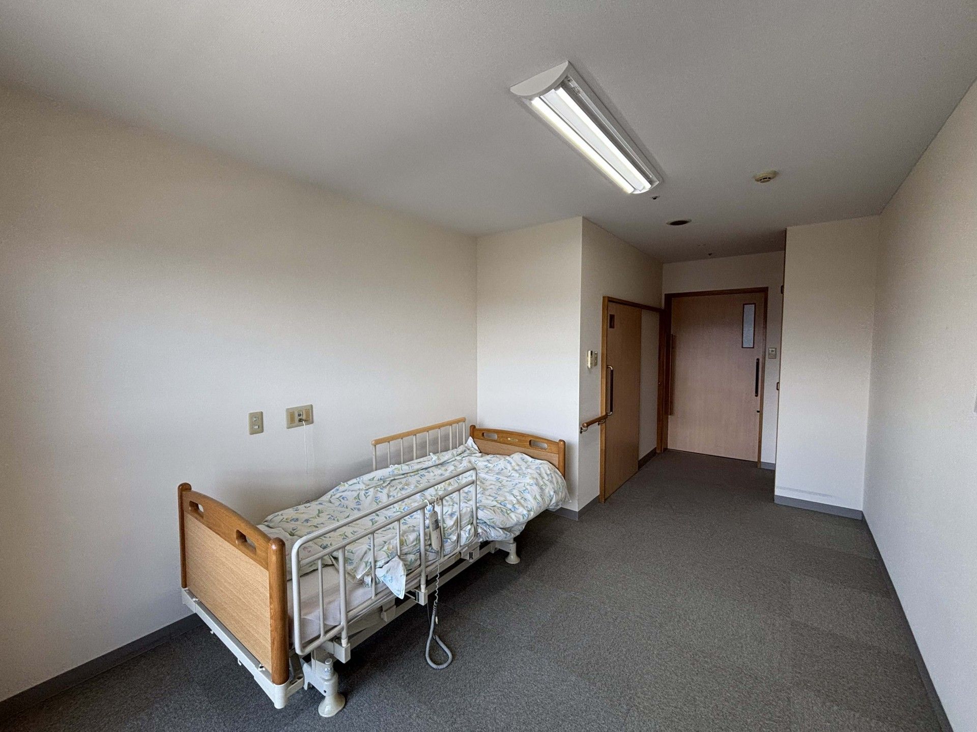 シンプルな個室のベッド