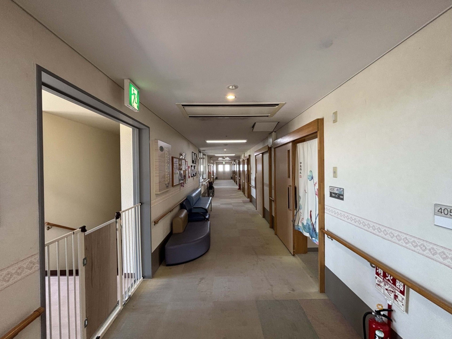 長い廊下と休憩スペース