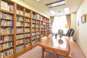 暖かい雰囲気の読書スペース