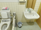 バリアフリーのトイレ設備が整った室内