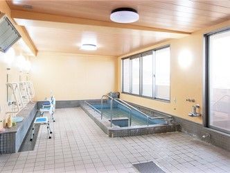 先頭のような雰囲気のある大浴場の様子。大きな浴室の写真