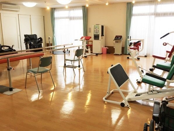 高齢者用のトレーニング機器が並んでいる施設内のトレーニングルームの様子