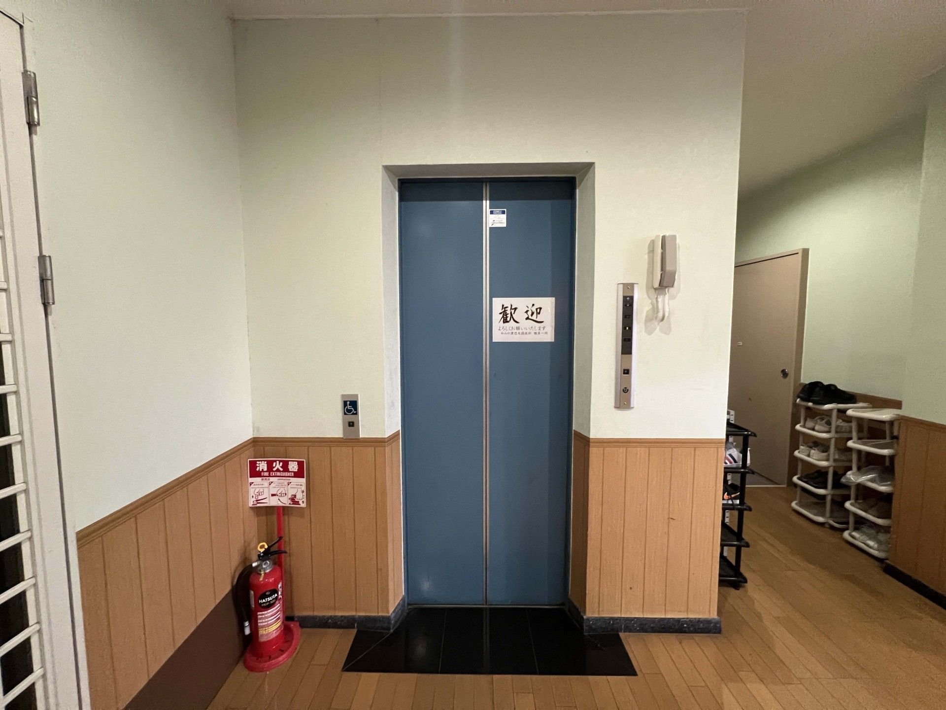 静かな雰囲気のエレベーター