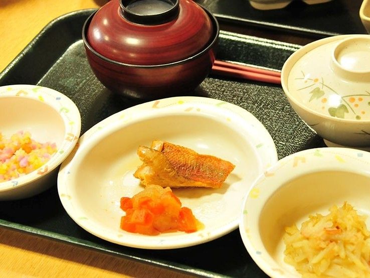 汁物とごはん、おかず数種類のメニューの写真。ある日の夕飯