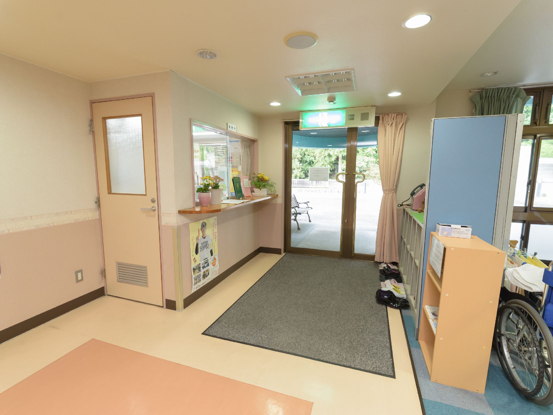 受付があり、その対面に下駄箱が設置されている、施設の出入り口